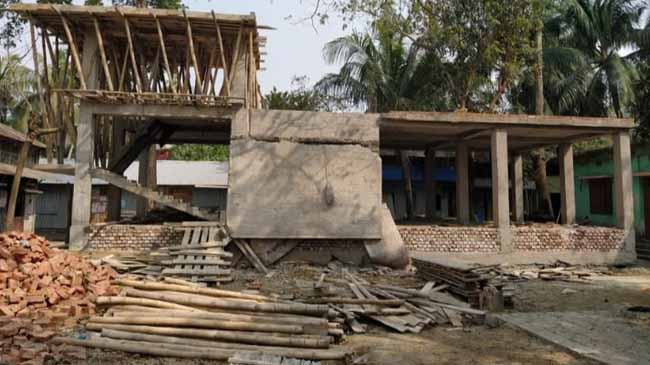 ভূমি কার্যালয়ে নির্মাণকাজ শেষ হওয়ার আগেই ভেঙে পড়ল সরকারি অফিস!